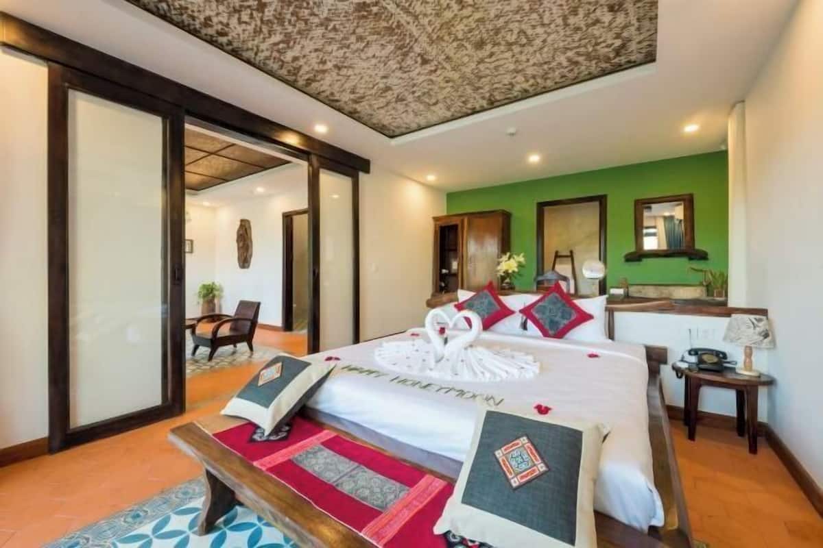 Bộ đồ giường cao cấp, chăn bông, minibar, két bảo mật tại phòng