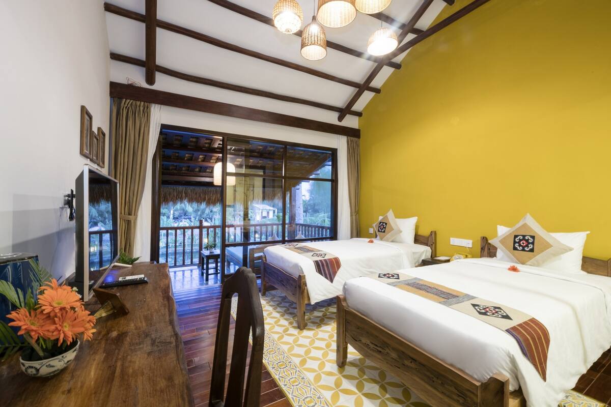 Phòng đôi hoặc 2 giường đơn Deluxe, quang cảnh hồ | Bộ đồ giường cao cấp, chăn bông, minibar, két bảo mật tại phòng