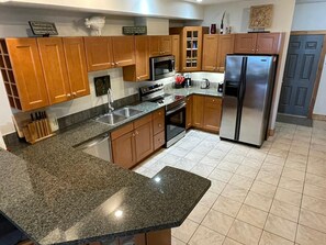 Réfrigérateur, four à micro-ondes, un four, surface de cuisson