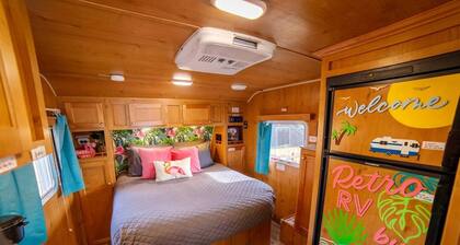 RV rétro par la mer - passez des vacances vintage!