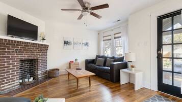 Una televisión, un reproductor estéreo, una oficina