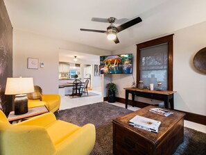 Una Smart TV, libros, un reproductor estéreo