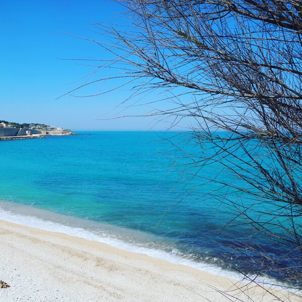 On the beach - Villa MarLu a step away from a coast road of charm. (Bisceglie)