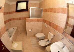 Baignoire, sèche-cheveux, bidet, serviettes fournies