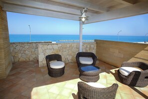 Terrace/patio - Villa MarLu a step away from a coast road of charm. (Bisceglie)