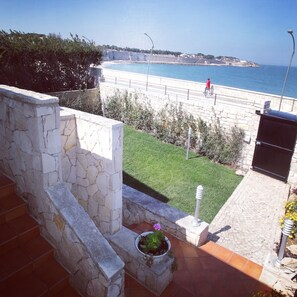 Property grounds - Villa MarLu a step away from a coast road of charm. (Bisceglie)