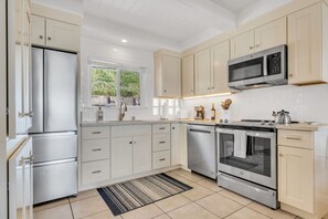 冷蔵庫、電子レンジ、オーブン、コンロ