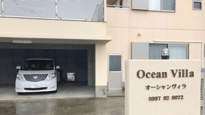 Ein Gebäude mit der Bezeichnung „Ocean Villa“ und einem Schild davor.