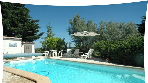 A swimming pool with clear blue water, surrounded by white lounge chairs and an umbrella. - Promotions to seize: Beautiful artist cottage, private pool, exceptional view (Peyrefitte-sur-l'Hers)