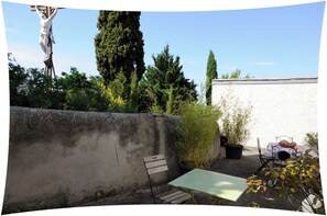 Outdoor dining - Promotions to seize: Beautiful artist cottage, private pool, exceptional view (Peyrefitte-sur-l'Hers)