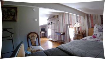 4 dormitorios, escritorio, tabla de planchar con plancha y cuna de viaje