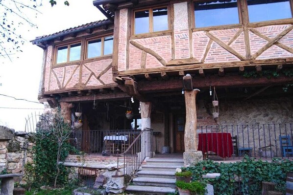 Exterior detail - Rural House The song of the bird (Adrada de piron)