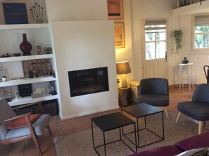 Een televisie en een open haard