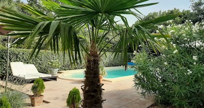 Tourtour, Provence, Var. Sleeps 6, swimming pool, tennis court, calme.