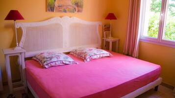 3 slaapkamers, een strijkplank/strijkijzer, gratis wifi, beddengoed