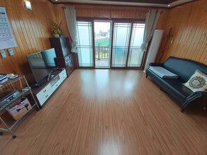 House, 3 Bedrooms | Living room | Flat-screen TV