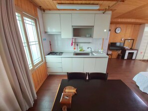 Studio (A) | Yksityinen keittiö | Jääkaappi, mikroaaltouuni, liesi, vedenkeitin