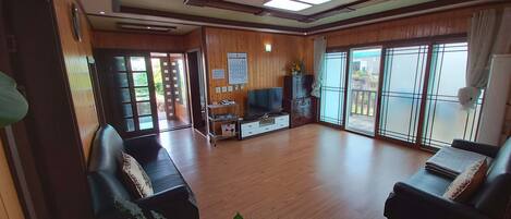 Maison, 3 chambres | Salle de séjour | Télévision à écran plat