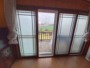 Casa, 3 habitaciones | Sala de estar | Una televisión de pantalla plana