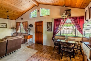 Smart TV, DVD player, books - Majestic rural house  (Bradley)