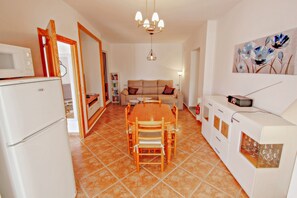 Televisie, een dvd-speler en een stereo