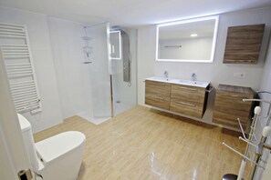 Bathtub, hair dryer, towels