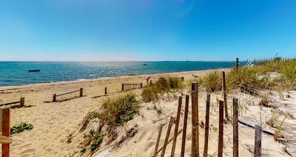 Cozy waterfront studio w/direct beach access - close to town