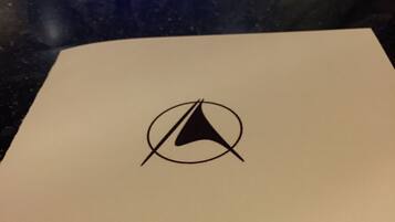 Eine Speise- oder Informationstafel für das L'AQUARIUM HOTEL & RESTAURANT.
