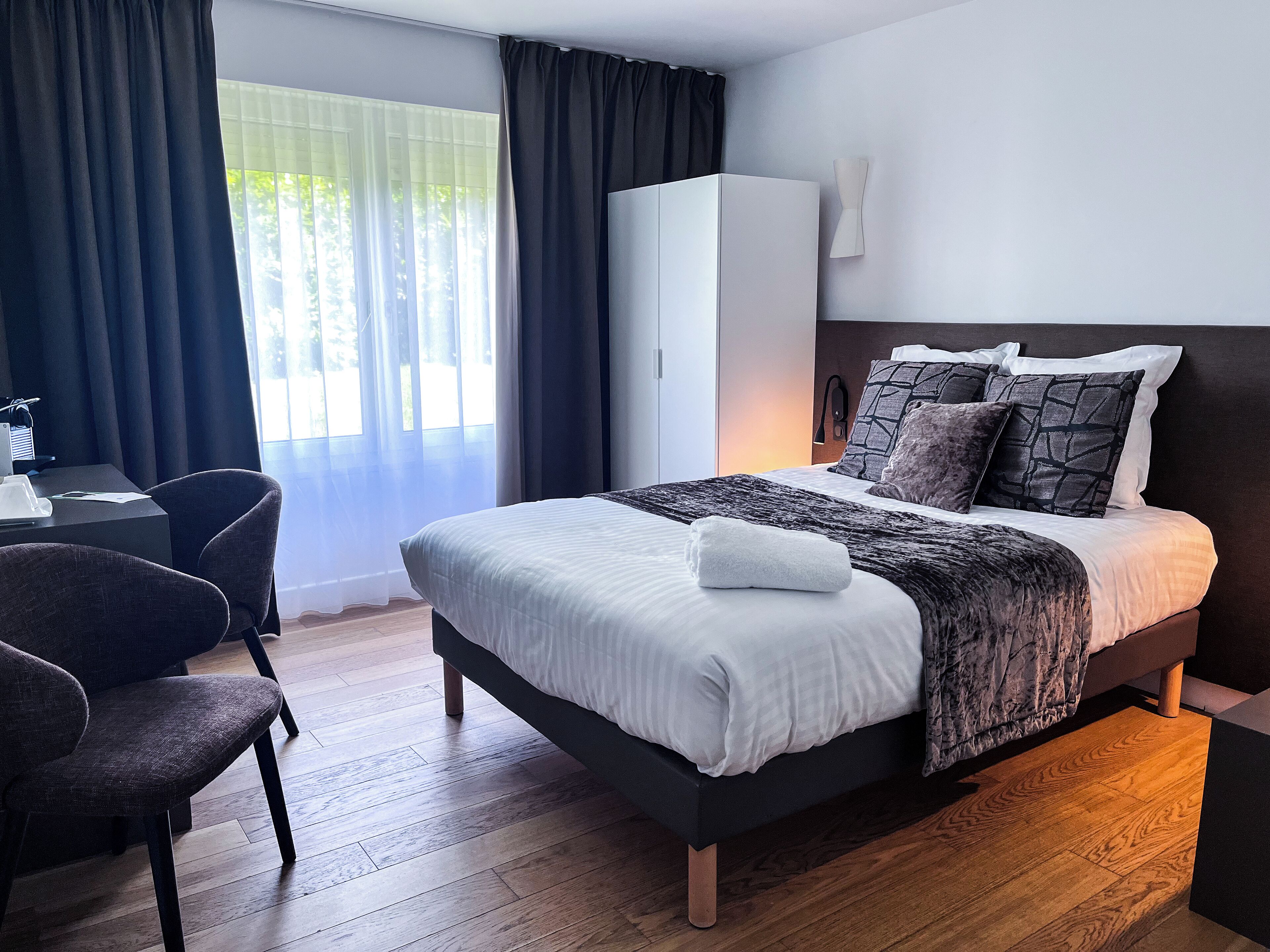 Chambre Standard, 1 lit double, non-fumeurs | Coffres-forts dans les chambres, décoration personnalisée