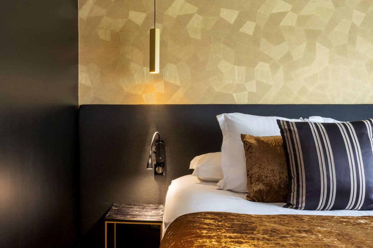 comfort room, 1 queen bed, non smoking (twin bed on request) | in-room safe, individually decorated, individually furnished, desk