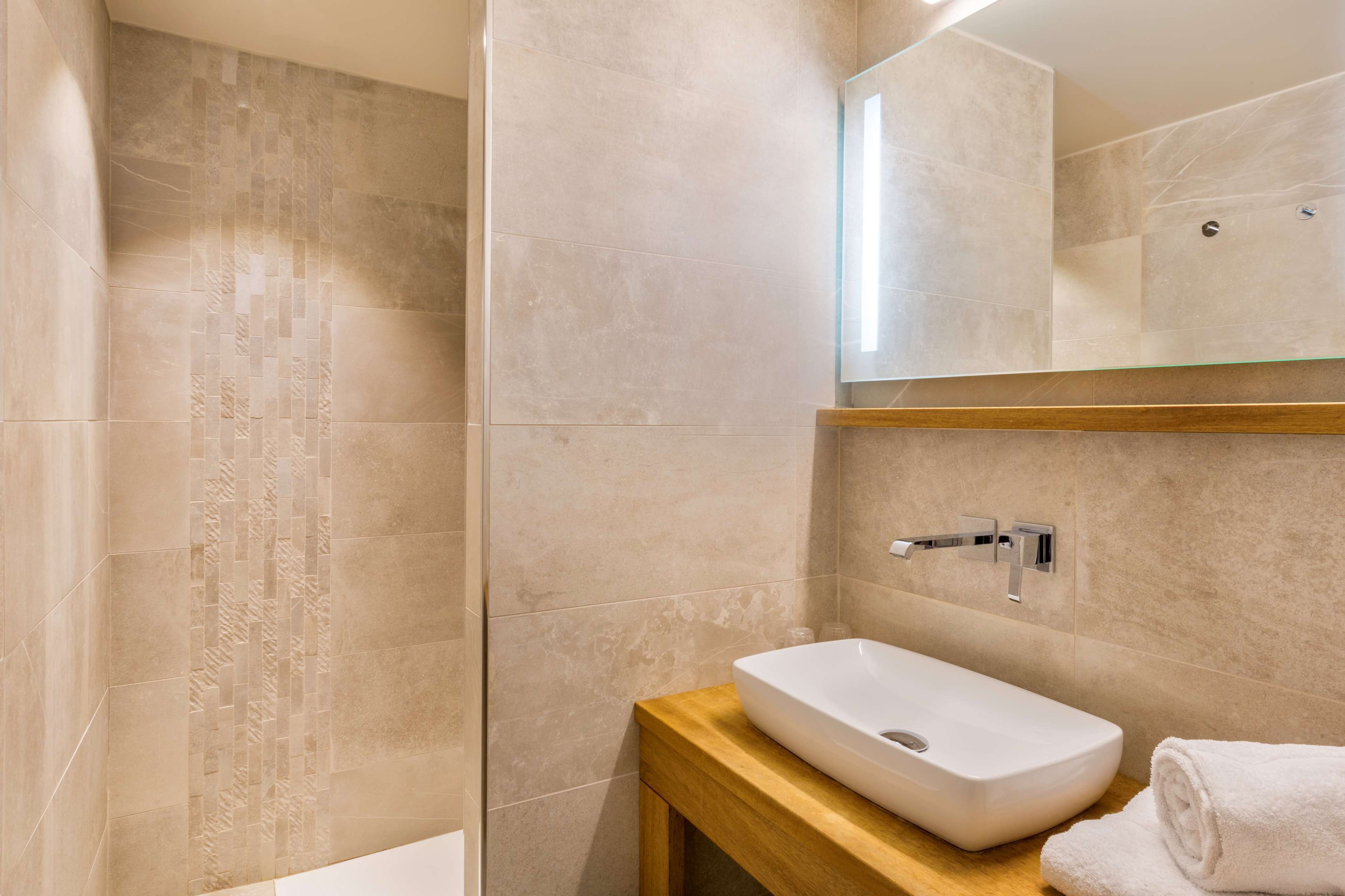 comfort room, 1 queen bed, non smoking (twin bed on request) | bathroom | shower, hair dryer, towels, soap