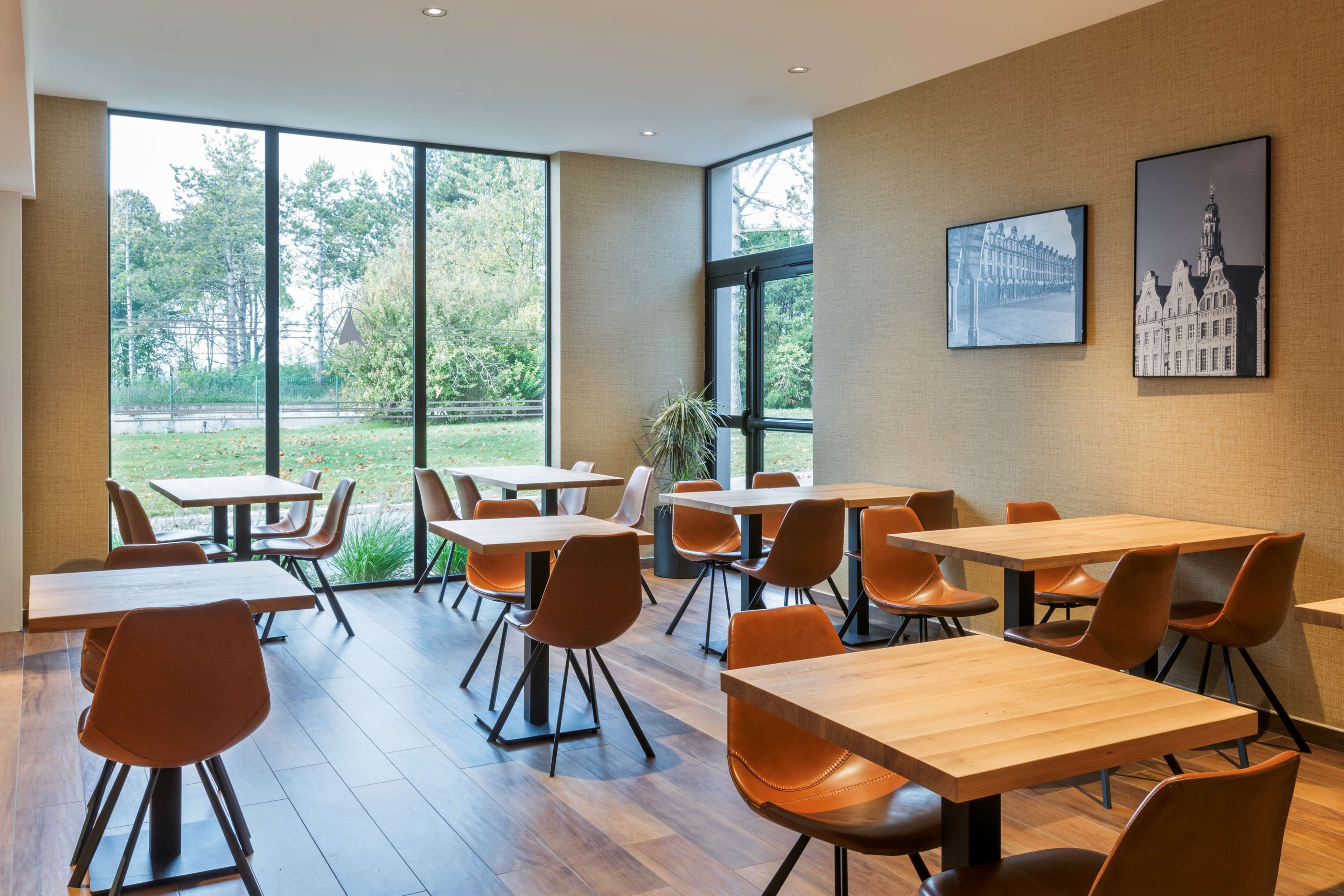 Petit déjeuner buffet (15 EUR par personne)