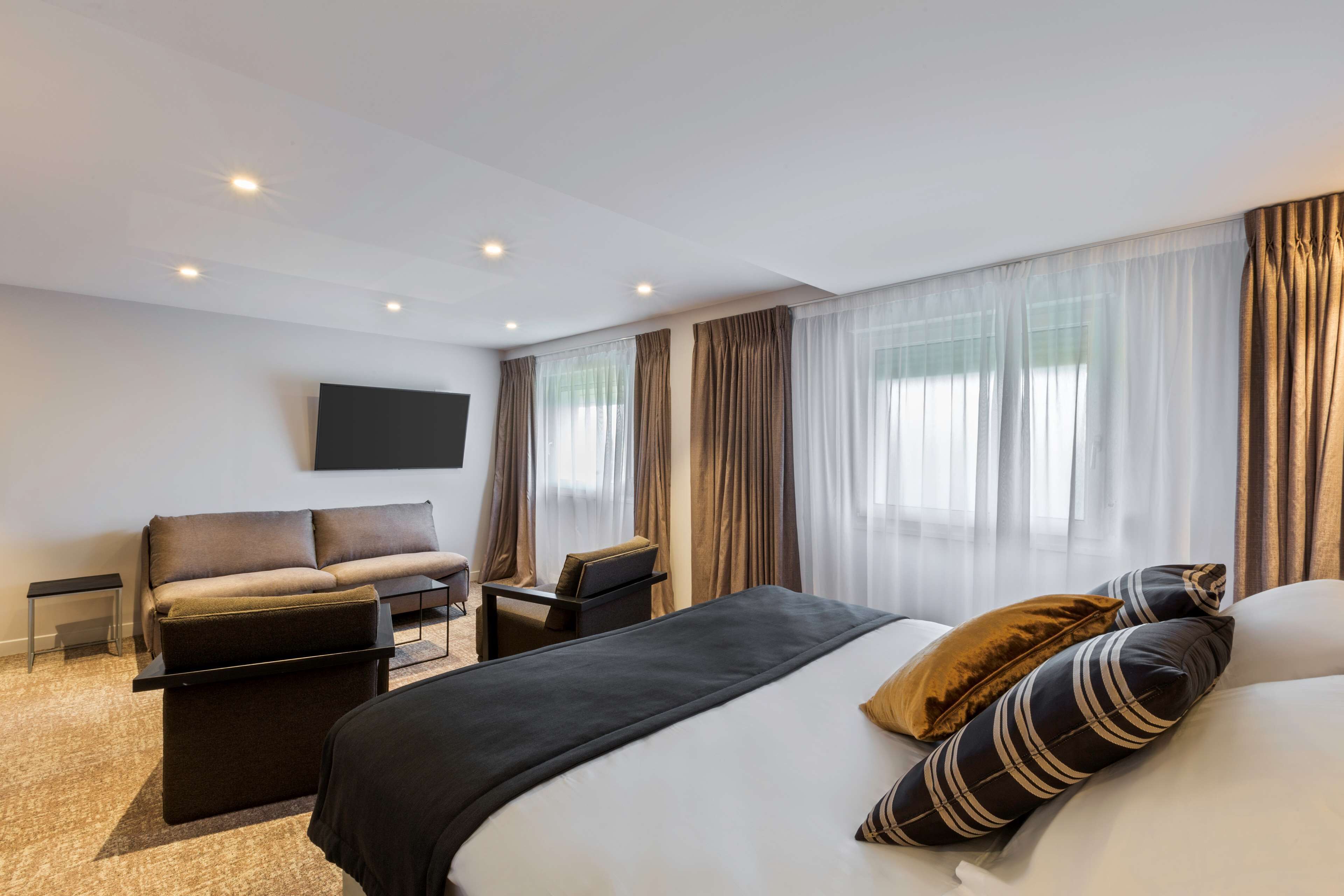 family room, 1 king bed, non smoking (converts to 2 twin beds;with sofabed) | in-room safe, individually decorated, individually furnished, desk