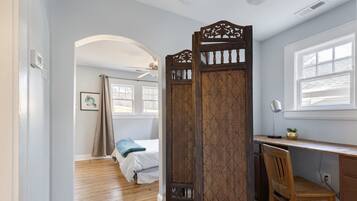 1 dormitorio, tabla de planchar con plancha, wifi y ropa de cama