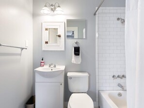 Een bad, een haardroger, handdoeken