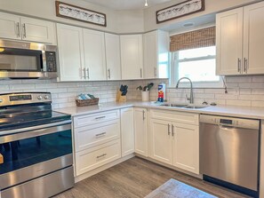 Kjøleskap, mikrobølgeovn, ovn og kokeplater