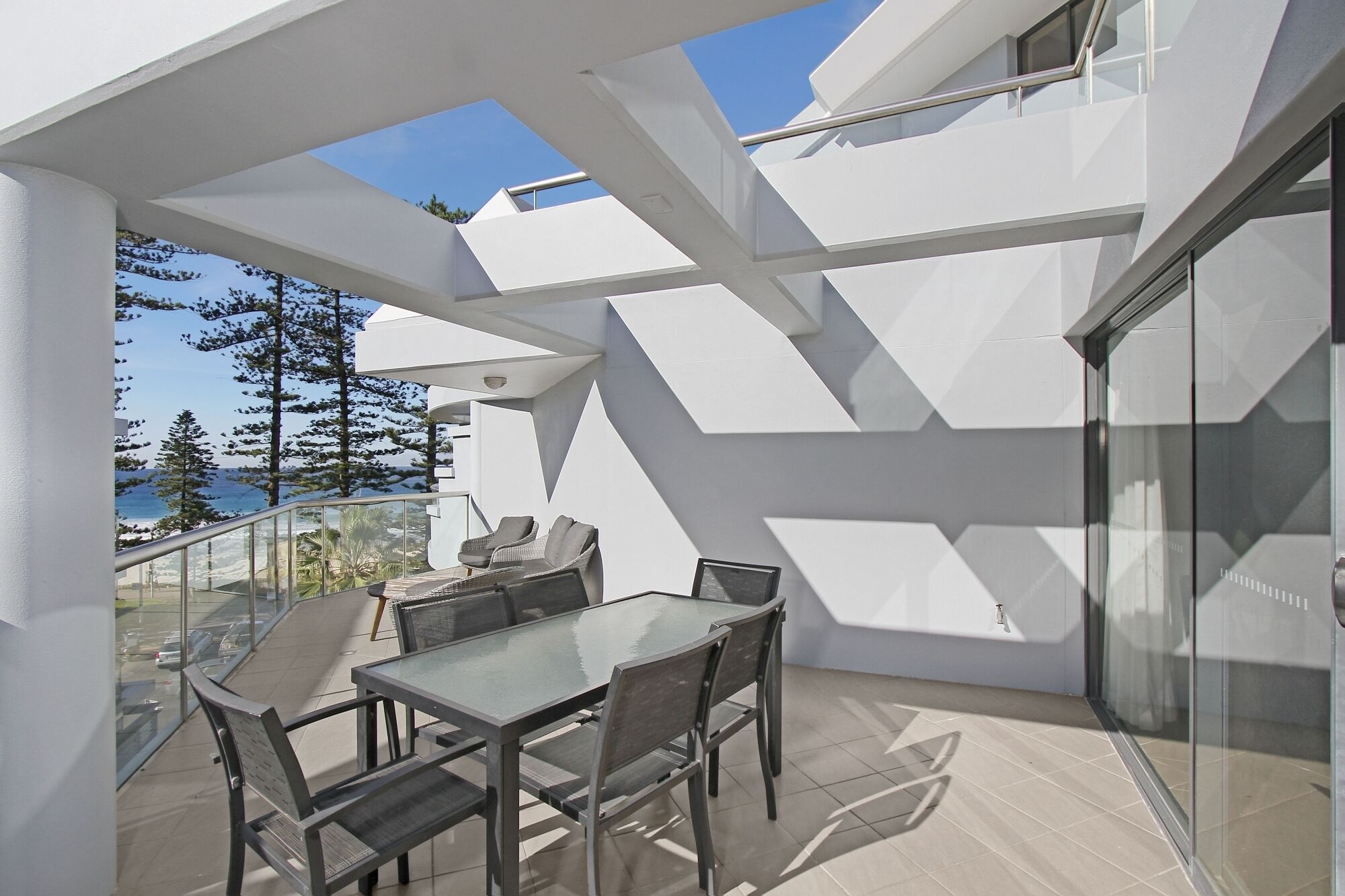 BEACHSIDE BEAUTY IN MANLY - APT 17