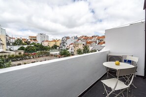 Outdoor dining - Currant Apartment, Wifi, AC, Terrace (Lisboa)