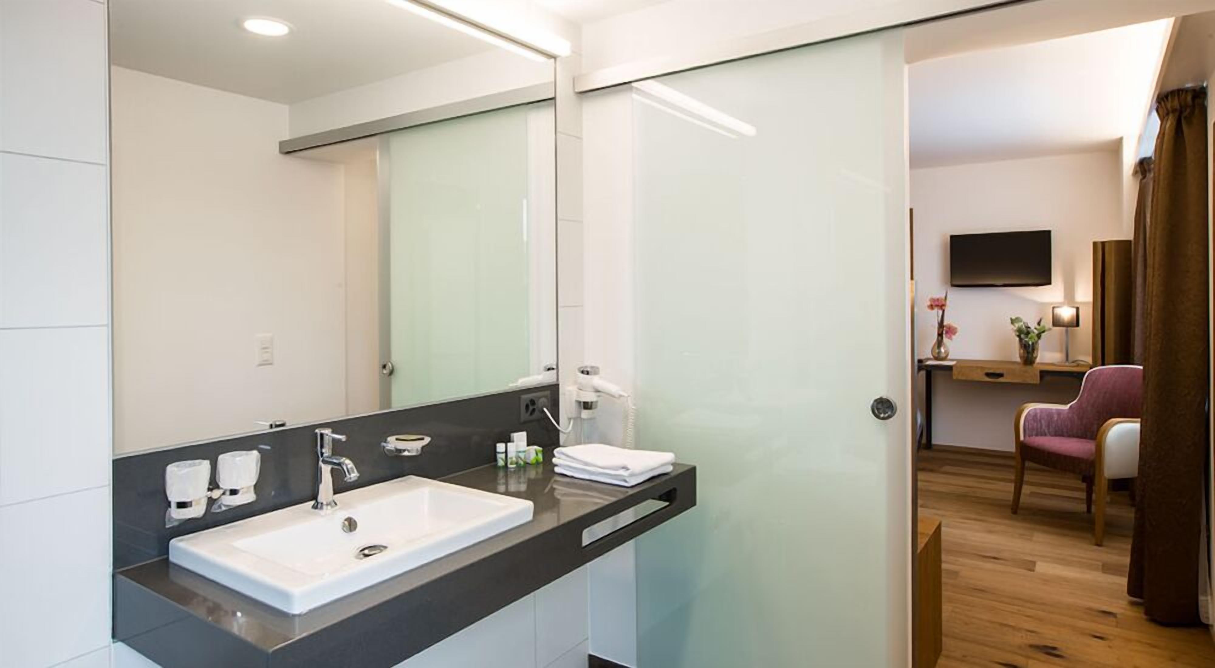 junior suite | bathroom | shower, free toiletries, hair dryer