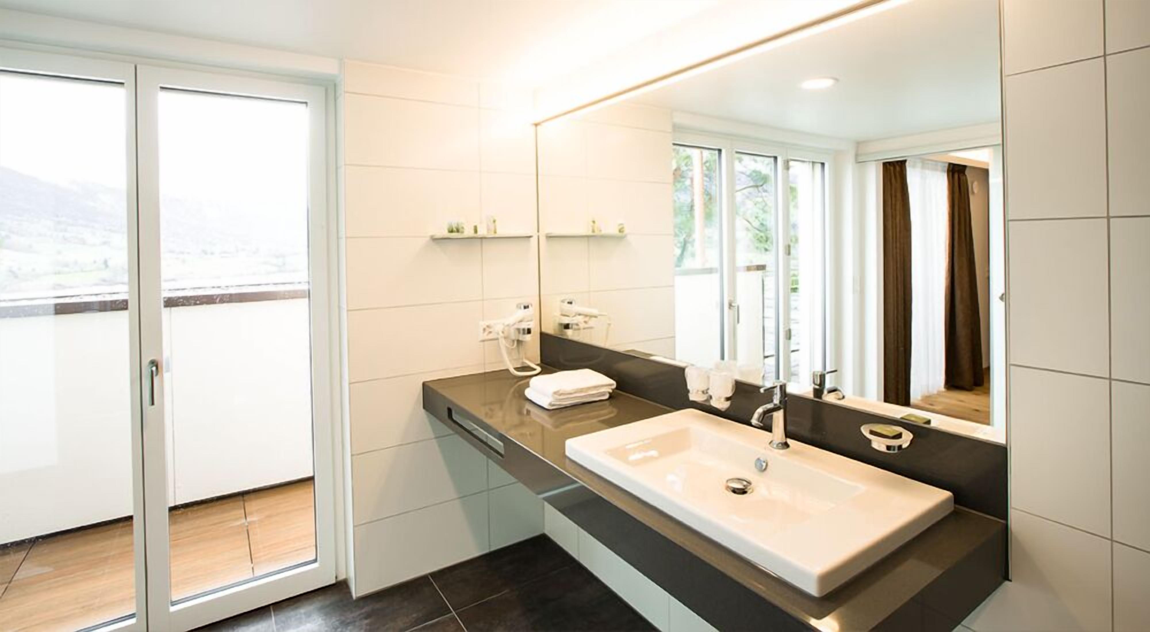 shower, free toiletries, hair dryer