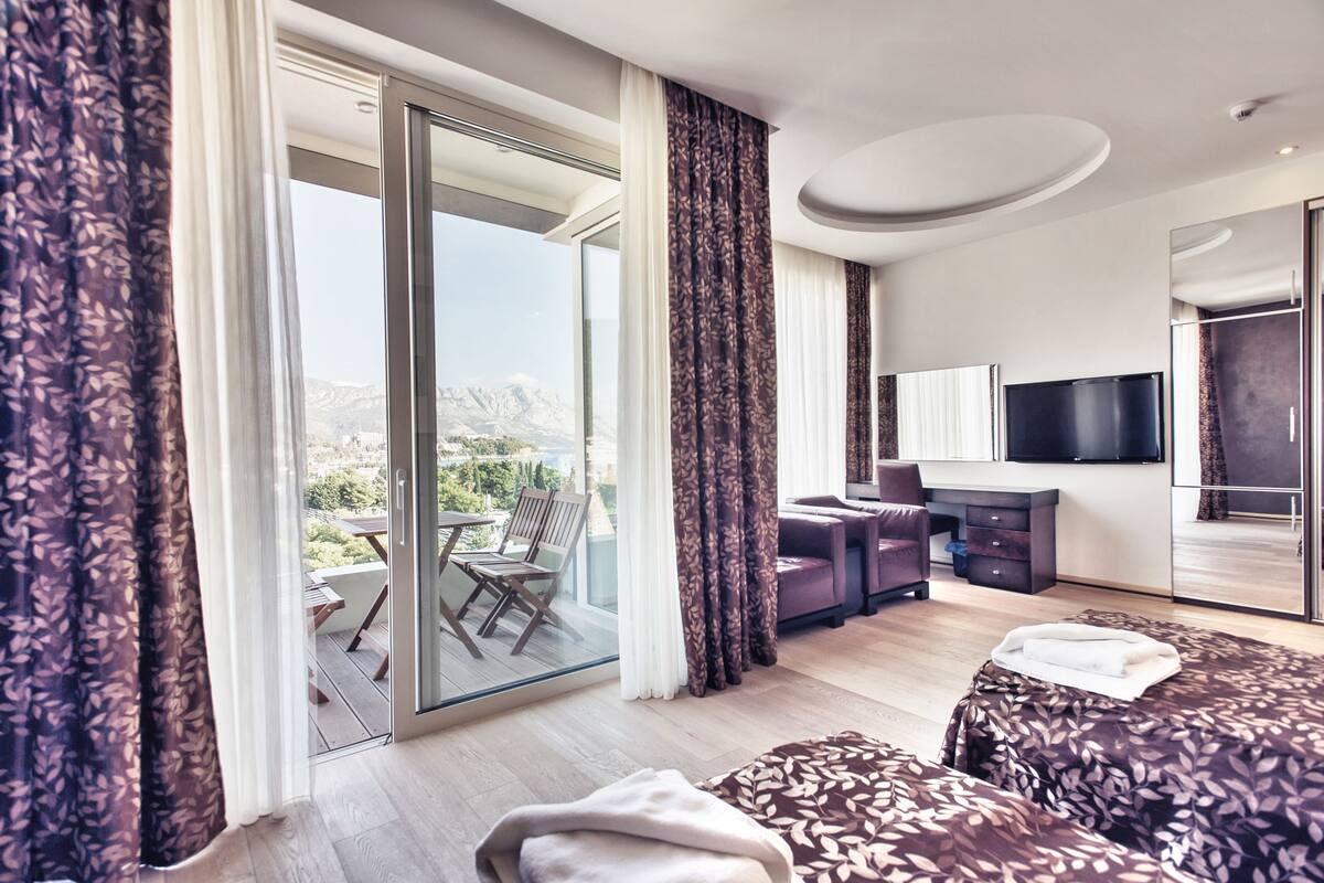 Superior Double or Twin Room, Balcony, Sea View | Living area | Flat-screen TV