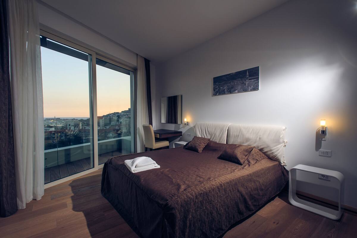 Deluxe Apartment, 1 Bedroom, Terrace, Sea View | In-room safe, desk, blackout drapes, soundproofing