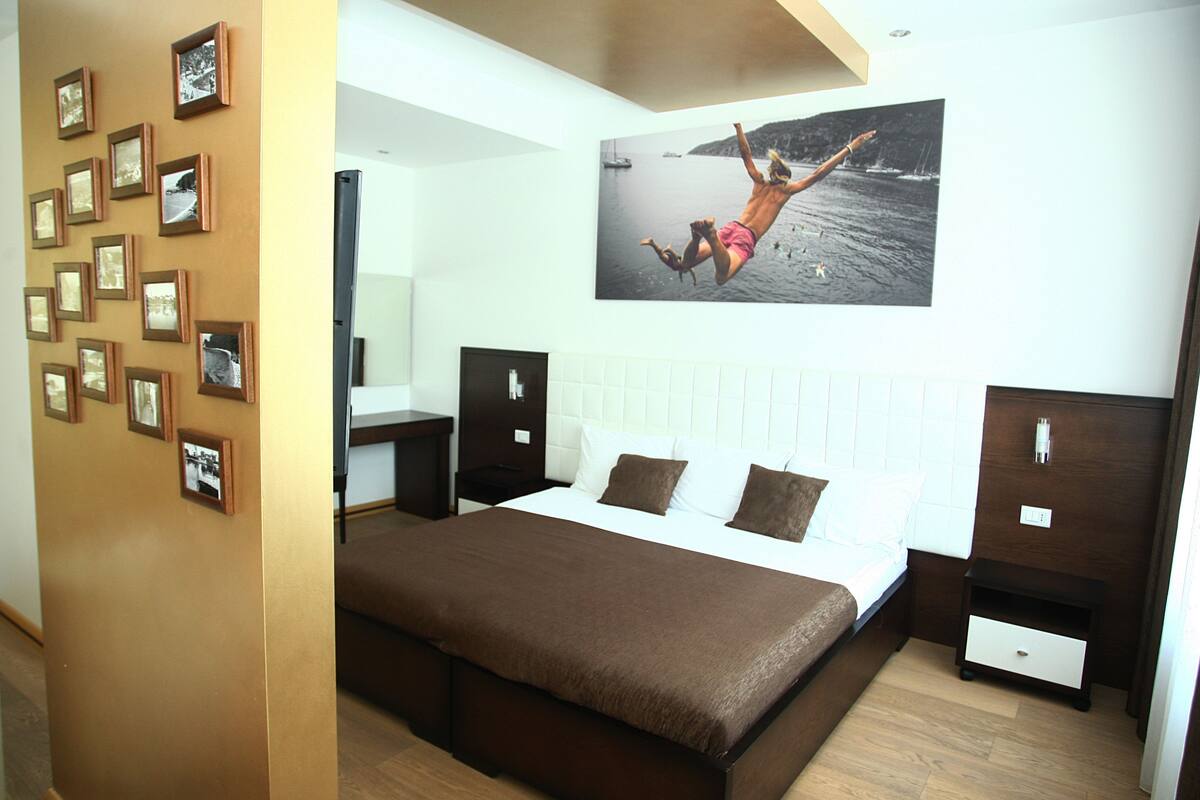 Standard Double or Twin Room | In-room safe, desk, blackout drapes, soundproofing