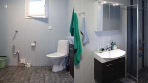 Un bagno con WC, lavandino e doccia.