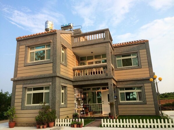 Exterior - Happy Tree Hostel (Jinning)