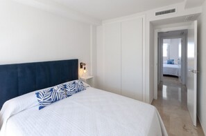 2 makuuhuonetta, tallelokero huoneessa, silitysrauta/-lauta