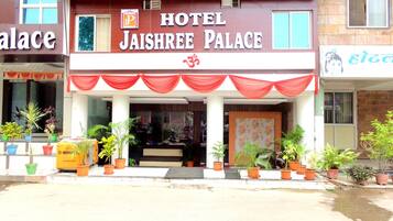 A hotel entrance with a sign reading "Hotel Jaishree Palace."