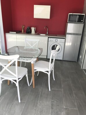Fridge, oven, stovetop, toaster - PRETTY BUNGALOW IN PEACE (SAINTE ANNE)