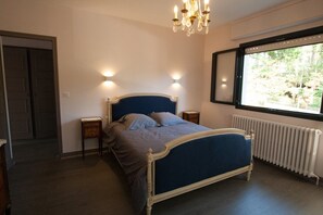 6 bedrooms, iron/ironing board, free WiFi, bed sheets