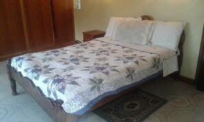 Tweepersoonskamer, balkon | Een bureau, een strijkplank/strijkijzer, gratis wifi, beddengoed